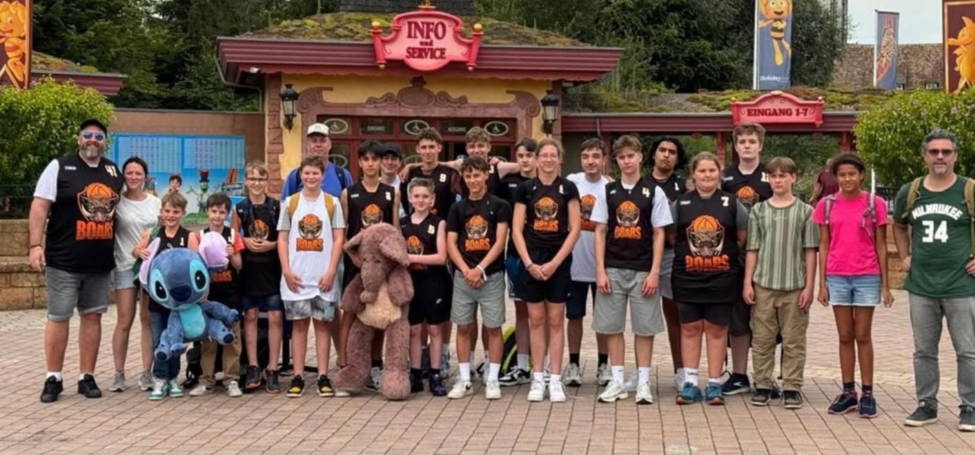 Die Jugendmannschaften der BC Boars mit Trainern und Betreuern beim Teamausflug