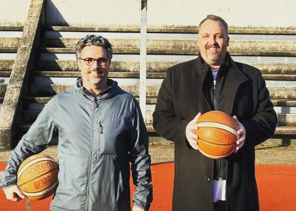 Der Vorstand der BC Boars Eberbach mit Basketbällen auf dem Platz